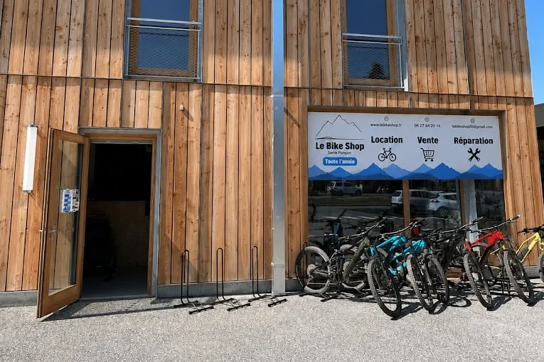 Le Bike Shop à Chorges — façade bois, enseigne « Location Vente Réparation » et VTT alignés devant le magasin