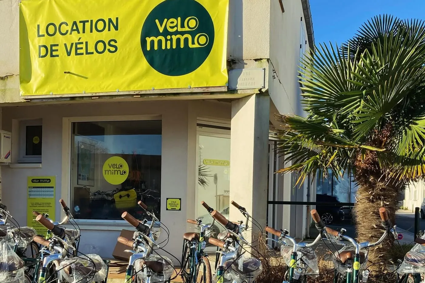 Devanture de Vélo Mimo à Saint-Trojan-les-Bains — enseigne « Location de vélos » et flotte alignée devant la boutique